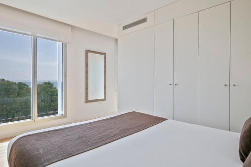 Postel nebo postele na pokoji v ubytování Lugaris Beach Apartments