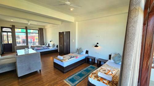 a living room with two couches and a couch at Hana Resort Landing Site in Bīr