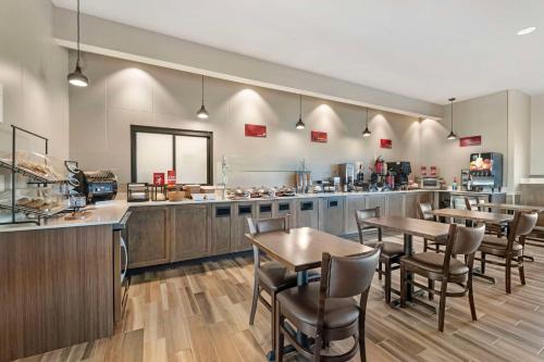 ein Restaurant mit Tischen, einer Theke und einer Küche in der Unterkunft Best Western Plus Jefferson in Jefferson