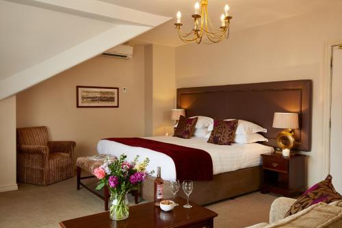 Postel nebo postele na pokoji v ubytování Macdonald New Blossoms Hotel Chester