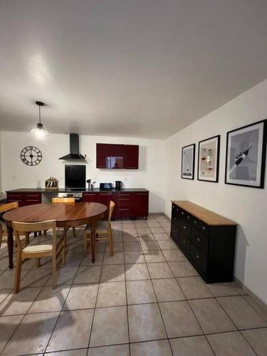 Appartement spacieux 2 chambres 100m2 centre petite ville