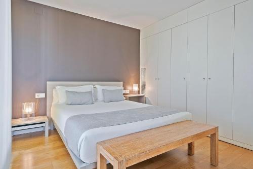 Postel nebo postele na pokoji v ubytování Lugaris Beach Apartments