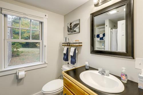 un bagno con lavandino, WC e finestra di 12 Mi to Mt Sunapee Ski Resort Cozy Cottage! a New London