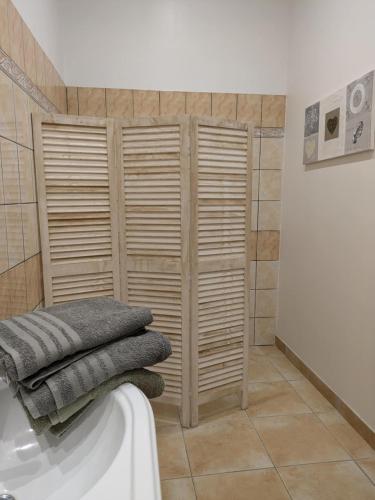 La salle de bains est pourvue d'un porte-serviettes en bois et d'une baignoire. dans l'établissement La Roche Bellevue, à Luynes