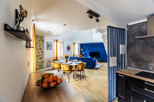 une cuisine et un salon avec une table et des chaises dans l'établissement LE BIG ARISTIDE - Superbe Duplex en Centre-ville avec Parking, à Quimper