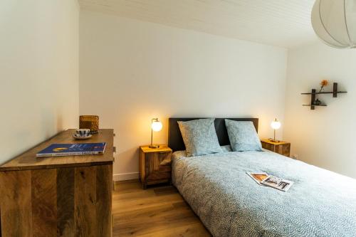 - une chambre avec un lit et un bureau avec deux lampes dans l'établissement LE BIG ARISTIDE - Superbe Duplex en Centre-ville avec Parking, à Quimper