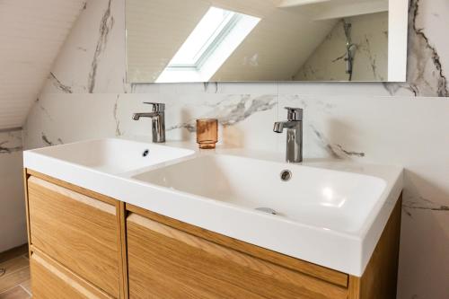 une salle de bain avec un lavabo blanc et un miroir dans l'établissement LE BIG ARISTIDE - Superbe Duplex en Centre-ville avec Parking, à Quimper