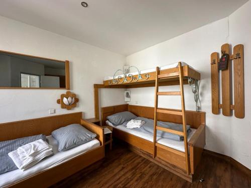 a room with two bunk beds and a mirror at Hotel & Restaurant Elbschetal in Wetter