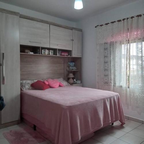 Ένα ή περισσότερα κρεβάτια σε δωμάτιο στο Apartamento com piscina condomínio Tapitema