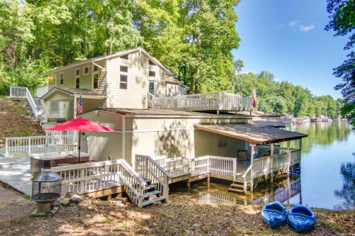 Fotografie z fotogalerie ubytování Close to Snowtubing! Hot Tub Hideaway in Lake Lure v destinaci Lake Lure