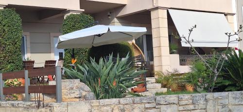 a white umbrella in front of a house at Modern Villa in Chania in Perivólia