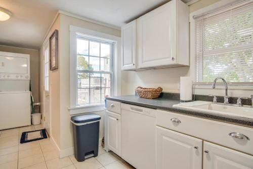 une cuisine avec des armoires blanches, un évier et une fenêtre dans l'établissement Less Than 1 Mi to Beaches Classic Cape Cod Cottage, à Dennis Port
