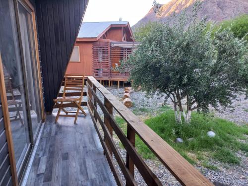 a balcony of a log cabin with a wooden railing at Casa Refugio en Rivadavia in Vicuña