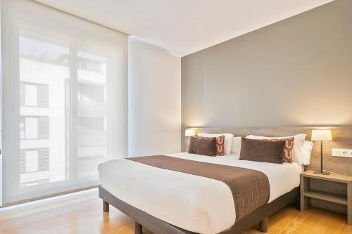 Postel nebo postele na pokoji v ubytování Lugaris Beach Apartments