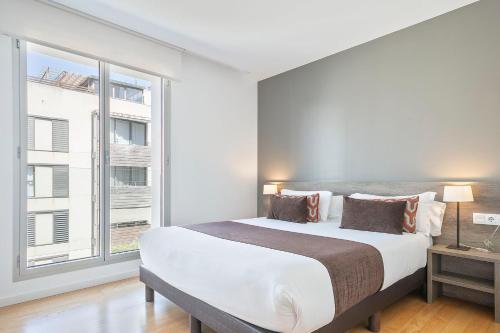 Postel nebo postele na pokoji v ubytování Lugaris Beach Apartments