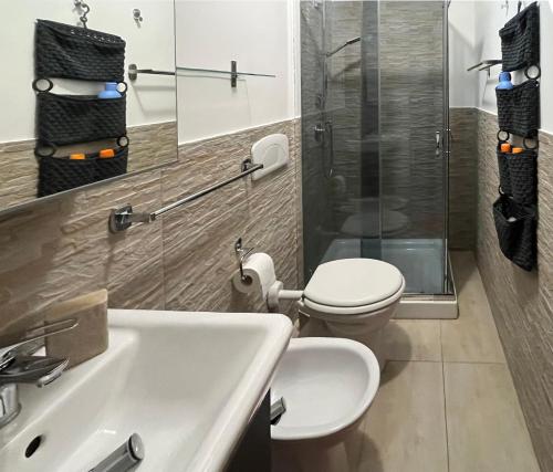 une salle de bain avec toilettes, lavabo et douche dans l'établissement Casa Rossa - Italian Style in Sestriere, à Sestrières