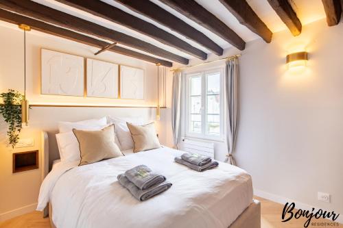 Postel nebo postele na pokoji v ubytování SUPER CENTRAL - Marais Designer One-Bedroom - FREE Parking