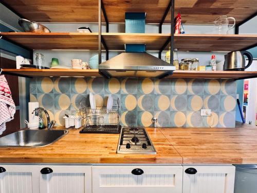 Η κουζίνα ή μικρή κουζίνα στο Sumaq Hostel Backpackers