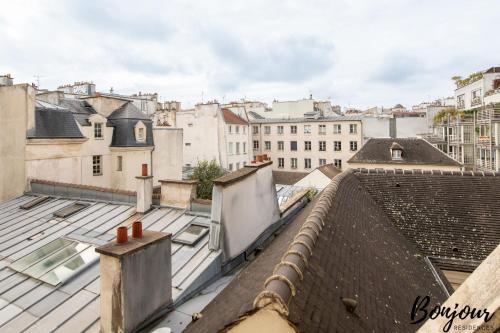 Nespecifikovaný výhled na destinaci Paříž nebo výhled na město při pohledu z apartmánu