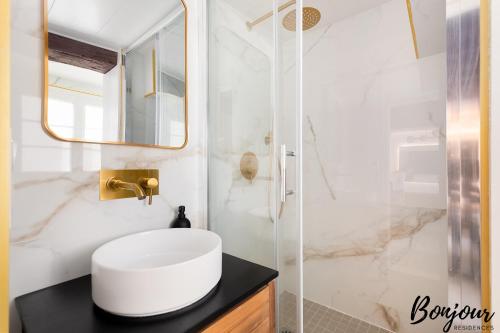 SUPER CENTRAL Designer One-Bedroom - Marais - FREE Parking