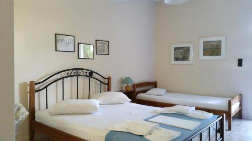 two twin beds in a room with two towels at Fraxa in Lygia