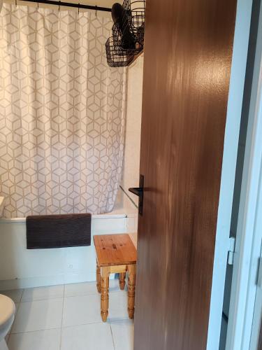 La salle de bains est pourvue d'une table et d'une douche. dans l'établissement Apt confortable au pied des pistes et de la forêt, à Bolquère-Pyrénées 2000