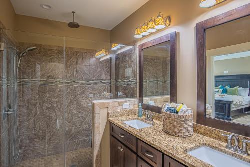 un bagno con due lavandini e una doccia di Dancin on the Waves On Lagoon Boat dock, Pool, Firepit a Panama City Beach