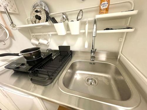 - un évier de cuisine avec cuisinière dans l'établissement Studio avec parking et terrasse, à Chartres