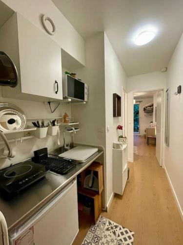 une cuisine avec un évier et un plan de travail dans l'établissement Studio avec parking et terrasse, à Chartres