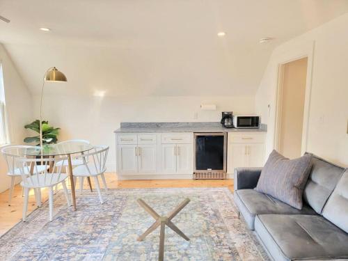 una sala de estar con un sofá y una mesa en Spacious West End Loft in Charming Family Home, en Portland