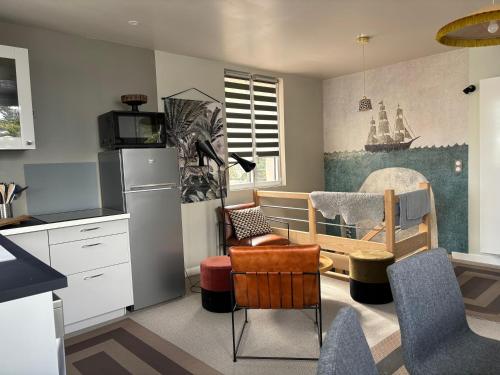 - une cuisine avec une chambre pour enfants et un lit bébé dans l'établissement Isis vue mer, à Douarnenez