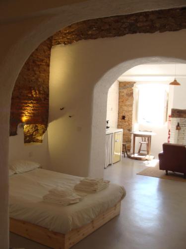 una camera da letto con un letto in una stanza con un arco di Casas Velhinhas - Apartº Aconchego e Apartº Calmaria a Estremoz