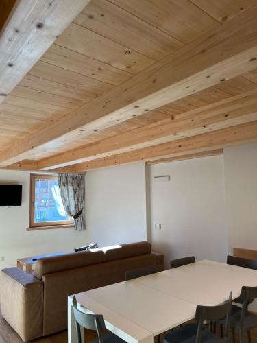 een woonkamer met een bank en een tafel bij Chalet Shany in Livigno