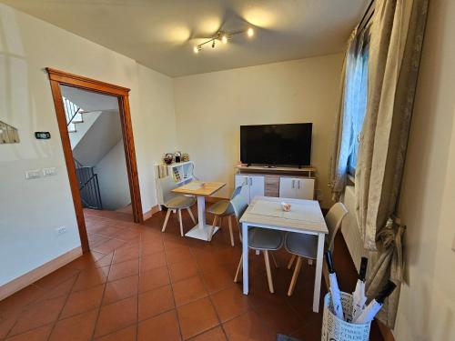 a living room with a small table and a television at Casa Giulietta B&B in Santarcangelo di Romagna