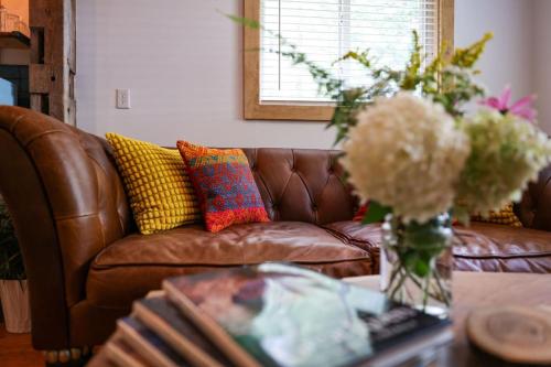 Ruang duduk di Poconos Cabin Year Round Bliss