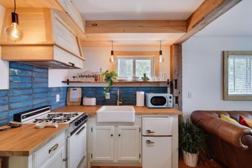 Dapur atau dapur kecil di Poconos Cabin Year Round Bliss