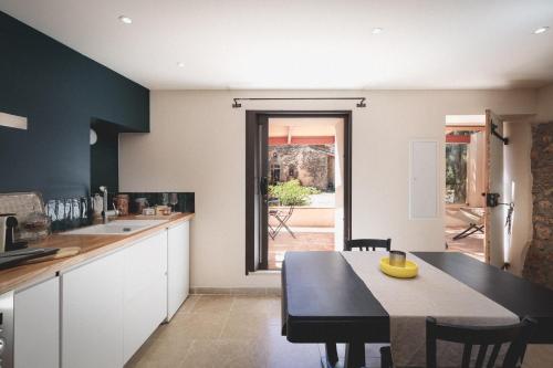 Кухня или мини-кухня в Bastide Sainte Trinide
