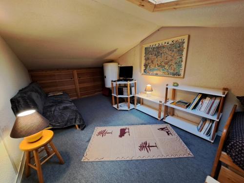 une petite chambre avec un lit et un bureau dans l'établissement Bolquère appartement de plain-pied 1 à 4 personnes, à Bolquère-Pyrénées 2000