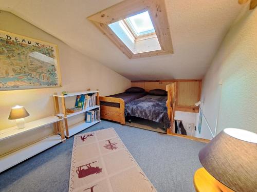 une petite chambre avec un lit et une fenêtre dans l'établissement Bolquère appartement de plain-pied 1 à 4 personnes, à Bolquère-Pyrénées 2000