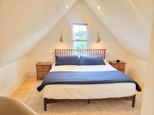 Un dormitorio con una cama grande en un ático. en Spacious West End Loft in Charming Family Home, en Portland