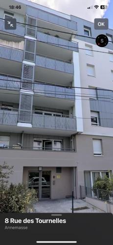 an apartment building with graffiti on the side of it at Chambre double privée in Annemasse