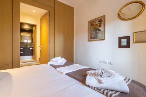 - une chambre avec 2 serviettes assises sur un lit dans l'établissement Maison Costa dei Magnoli, à Florence