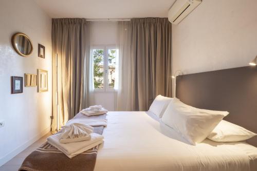 une chambre d'hôtel avec deux lits avec des serviettes dessus dans l'établissement Maison Costa dei Magnoli, à Florence
