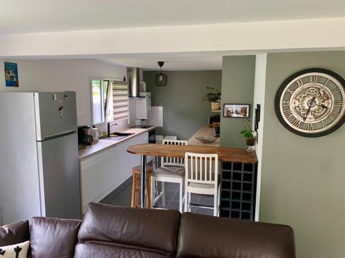 un salon avec un canapé et une cuisine dans l'établissement Maison spacieuse et cosy- à 15 min des plages, à Quimper