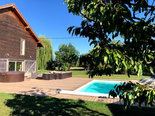 une cour arrière avec une piscine et une maison dans l'établissement domaine des4 roses, à Furdenheim