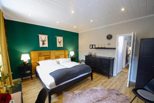Postel nebo postele na pokoji v ubytování Chalet-Apartmenthaus mit 4 Schlafzimmern!