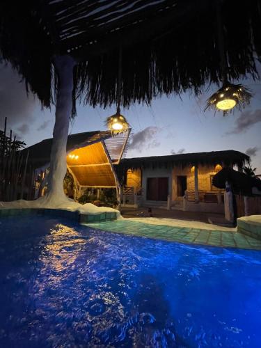 una villa con piscina por la noche en Pousada Villa Kalani, en Timbó