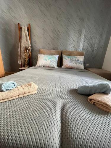 En eller flere senge i et værelse på Cozy apartment