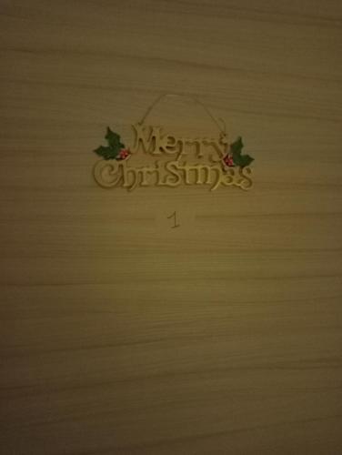 a merry christmas sign on a wooden table at Casa Vacanza Luna in Palagiano