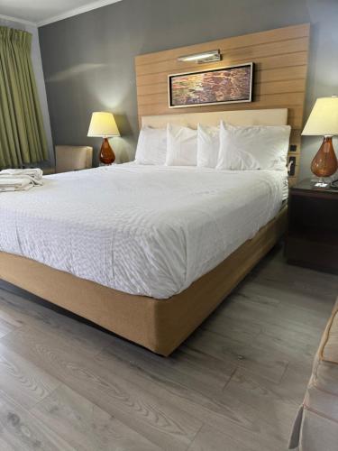 a large bed in a hotel room at Americas Best Value Inn at Central Valley-Woodbury in Central Valley